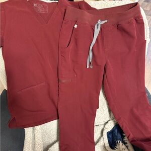 Womens burgundy Figs Small jogger scrub set